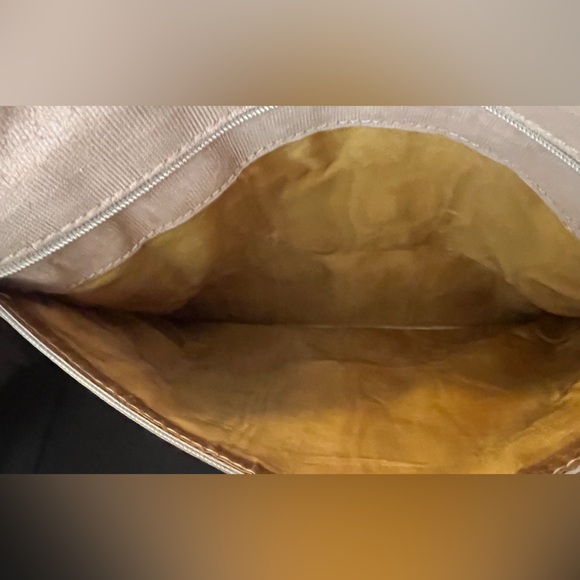 Gucci Beige and Brown GG Monogram duffel. - Picture 11 of 16